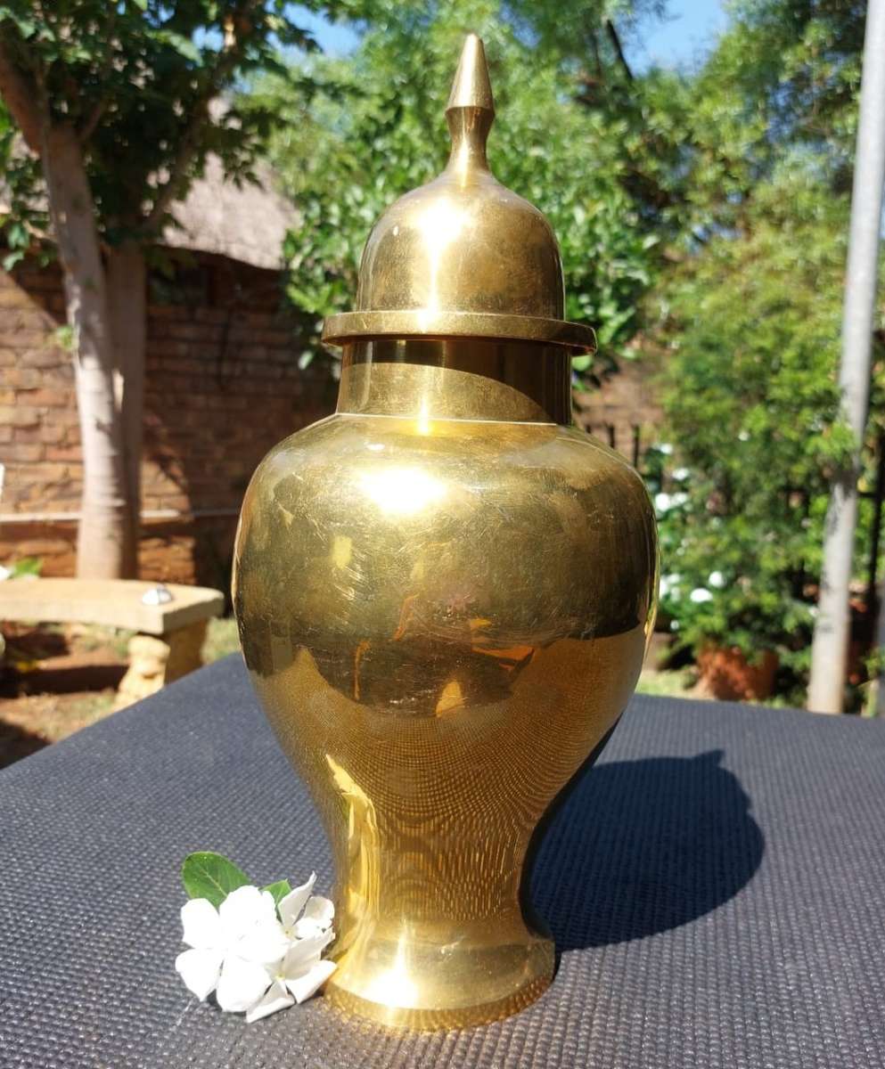 Brass LARGE 37CM HIGH VINTAGE BRASS LIDDED TEMPLE JAR WITH SPIKE